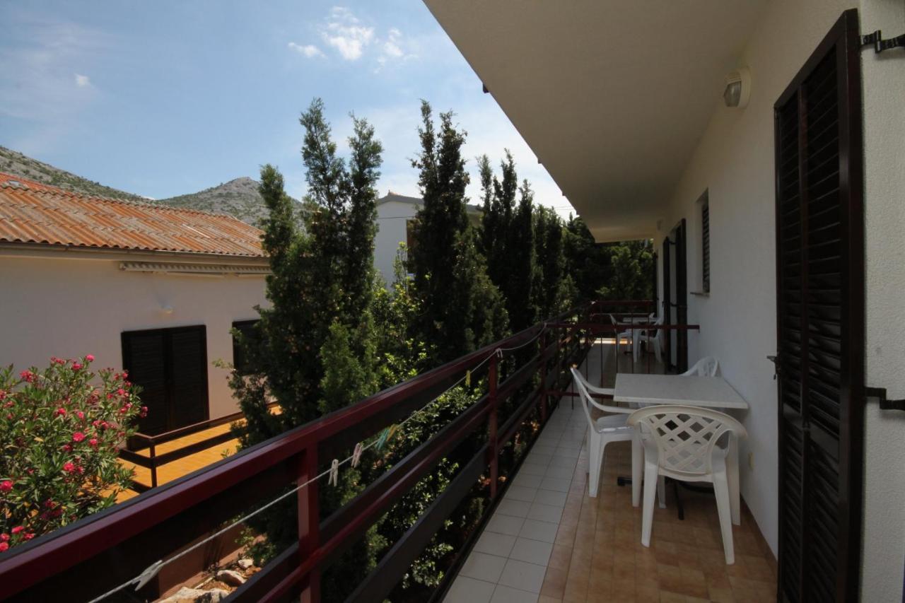 Apartments And Rooms By The Sea Starigrad, Paklenica - 6591 Dış mekan fotoğraf
